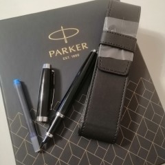 Набор PARKER IM CORE GIFT 20 BLACK CT с перьевой ручкой и чехлом
